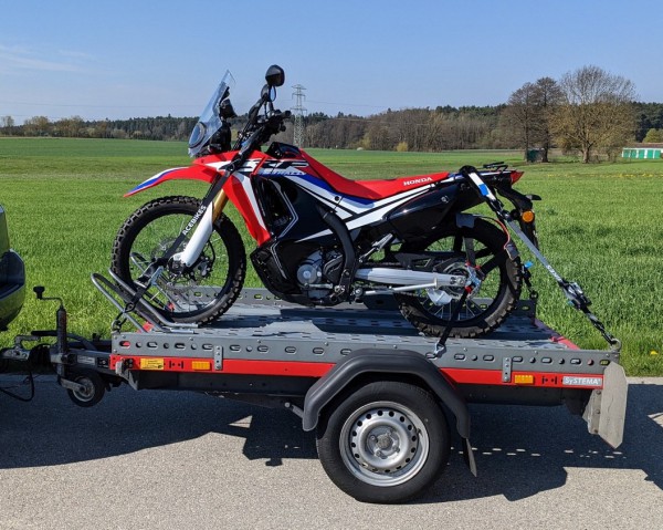 CRF 250 Rally auf Anhänger.jpg