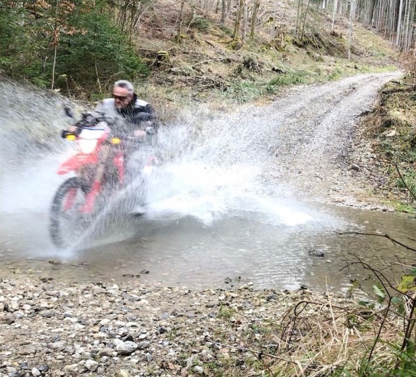 CRF durchquer Bach.jpeg